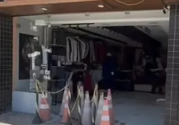 Carro invade loja e destrói parte da estrutura no bairro Mangabeiras, em Maceió