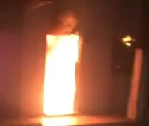 Homem incendeia casa após término e é agredido no Jacintinho