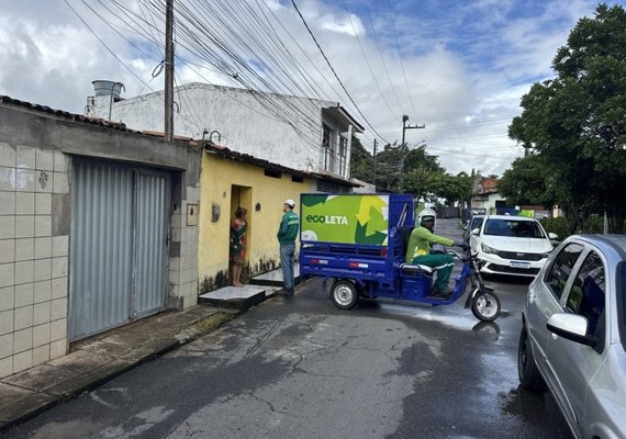 Moradores recebem orientações sobre descarte correto no Ecoponto Petrópolis