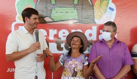 Prefeito Cacau visita agricultores do “Merenda da Terra” e entrega grade aradora