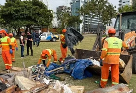 Operação retira estruturas e entulhos da orla da Pajuçara