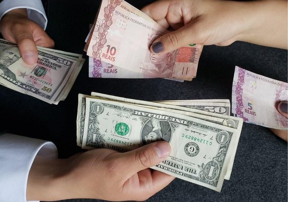 Dólar tem forte queda com otimismo global, mas incerteza local segue no radar