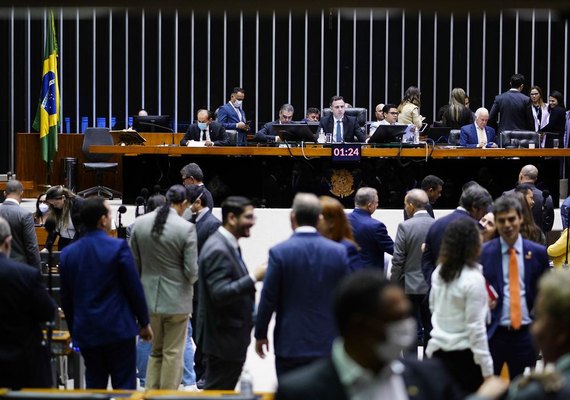 Piso salarial de enfermagem é aprovado em comissão especial da Câmara