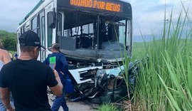 Ônibus e carro batem de frente e deixam dois mortos em Porto Calvo