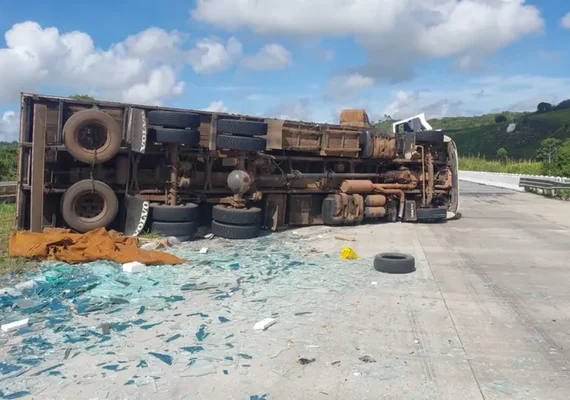 Carreta com carga de vidros tomba e deixa motorista ferido na BR-101