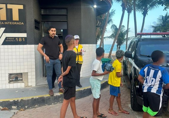 Ronda no Bairro apoia famílias após afogamento de adolescentes na Jatiúca, em Maceió