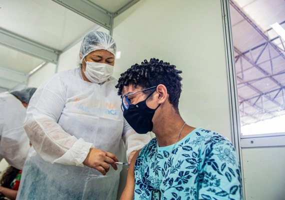 Maceió decide continuar vacinação de adolescentes de 12 a 17 anos sem comorbidades