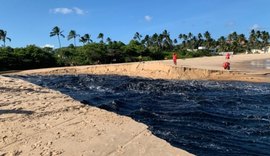 Água que seria de esgoto cai no mar da Praia de Guaxuma em Maceió