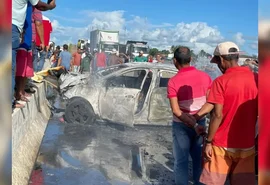 VÍDEOS: Homem morre carbonizado após colidir carro em mureta na BR-101, em AL