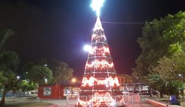 Decoração de Natal ilumina praça no Benedito Bentes