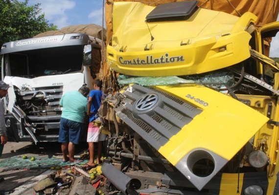 Seis caminhões colidem após assaltantes bloquear rodovia