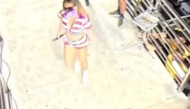 Homem arremessa copo em Alinne Rosa durante desfile no Fortal