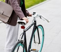 Pedalar até o trabalho reduz estresse e aumenta produtividade, aponta estudo