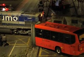Vídeo: Ônibus biarticulado bater em trem e parte ao meio; 11 pessoas ficam feridas