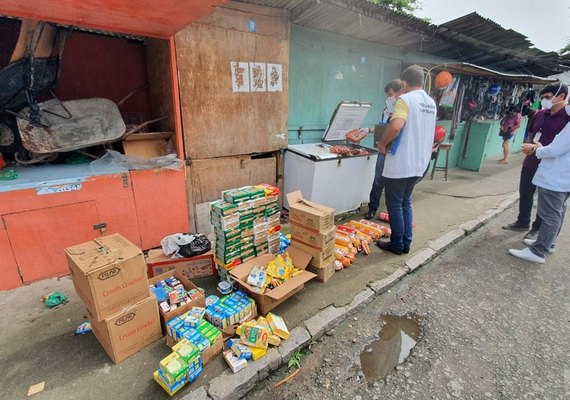 Fiscalização apreende 3 toneladas de alimentos vencidos e com validade adulterada em Maceió