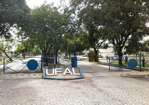 Ufal anula reconhecimento de 218 diplomas de mestrado e doutorado da FICS