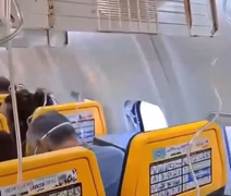 Passageiro é sugado parcialmente por janela de avião em voo da Ryanair