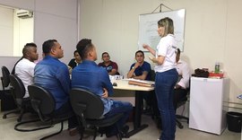 Sine Maceió orienta trabalhadores sobre currículos e postura profissional