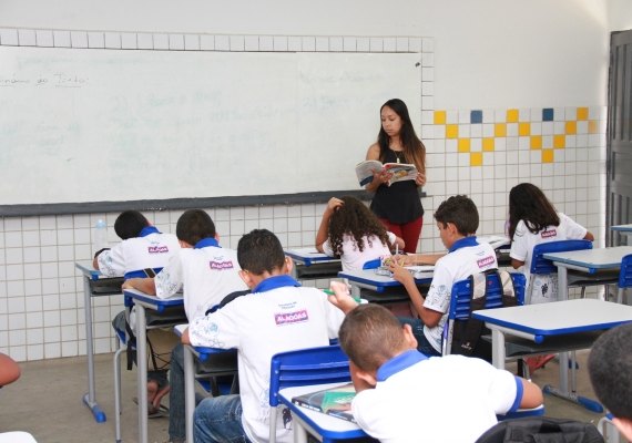 Educação abre 1600 vagas para professores, motoristas e agentes educacionais