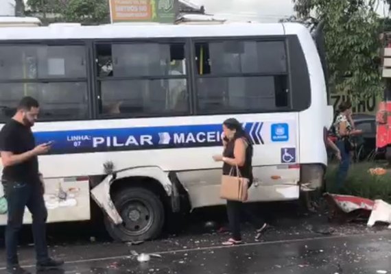 Colisão entre carreta e van causa lentidão na BR-316 em Satuba