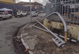 Rompimento de tubulação da BRK derruba poste e interdita via em Maceió