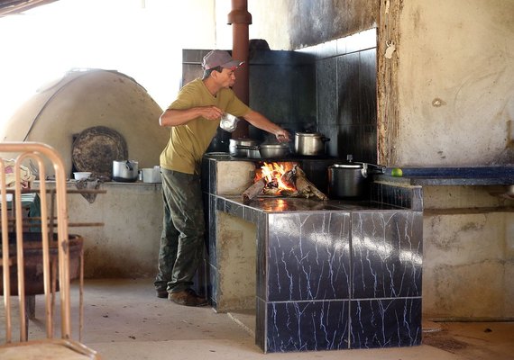 Preço do gás e desemprego elevam uso da lenha para cozinhar no Brasil
