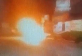 Moto pega fogo e é totalmente consumida pelas chamas em via pública na Levada, em Maceió