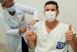 Profissionais da saúde recebem 2ª dose da Coronavac a partir desta quarta-feira (10)