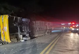 Ônibus que partiu de Alagoas tomba no norte de Minas e deixa cinco mortos