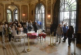 Fãs, parentes e amigos despedem-se de Milton Gonçalves no Municipal