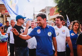 Rodrigo Cunha recebe reconhecimento de trabalho durante visita ao Mercado Público de Arapiraca