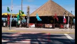 Proprietário de bar na Ponta Verde nega acusações de agressão e homofobia contra jovem