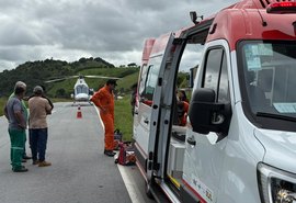 DEA resgata vítimas de capotamento na BR-101, em Joaquim Gomes