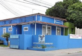 Casal repara rede de esgoto na Jatiúca e rua fica interditada