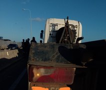 Engavetamento entre 5 veículos deixa uma mulher ferida na Ponte Divaldo Suruagy