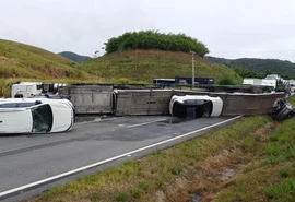 Caminhão-cegonha tomba com dez veículos em Flexeiras