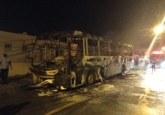 Ônibus pega fogo no Eustáquio Gomes e fica destruído