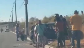 Duas pessoas ficam feridas após carro sair da pista na Rota do Mar
