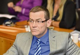 'Homofobia é crime': senador discursa contra frase homofóbica de empresário bolsonarista