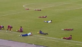 Vídeo: Enxame de abelhas invade campo e paralisa final do Baiano sub-20