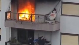 Vídeo: criança é resgatada de apartamento em chamas no RS