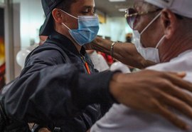 Pedrinho chega a Maceió e é recebido por familiares e amigos em reencontro emocionante