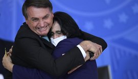 Damares nega rompimento com Flávio Bolsonaro e critica ataques de aliados