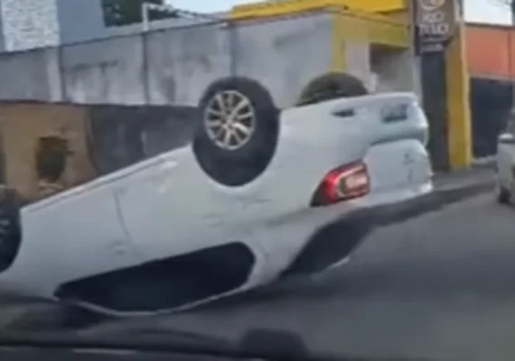 Carro capota na Rua João Ramalho, em Penedo