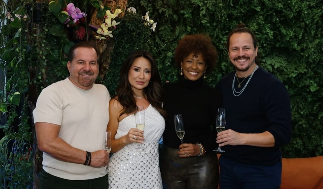 Isabel Fillardis e Well Aguiar prestigiam os 10 anos do salão de beleza Studio 70