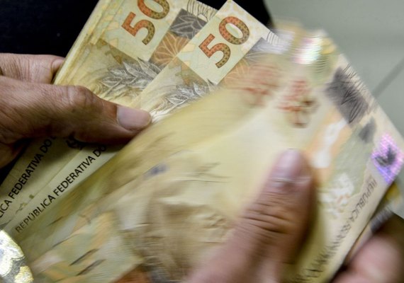 Crédito a pessoas físicas fica 32% mais caro em um ano e meio