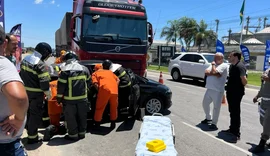 Homem fica ferido após carro colidir com carreta na AL-220