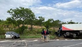 Carro é partido ao meio e casal morre após colisão com caminhão