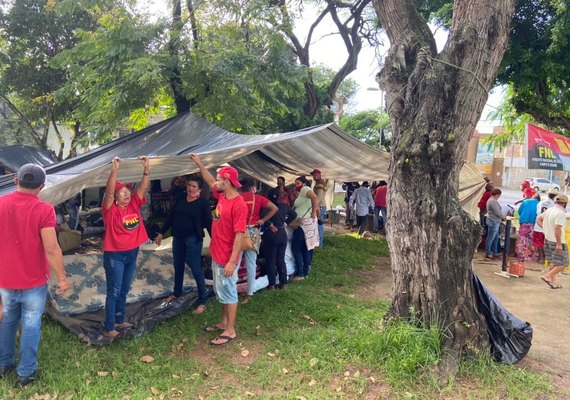 Em defesa da reforma agrária, trabalhadores rurais ocupam o Incra e a Praça Sinimbu