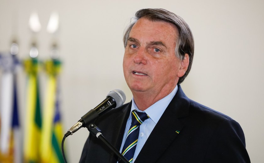 Bolsonaro diz que Petrobras vai começar a reduzir preço do combustível